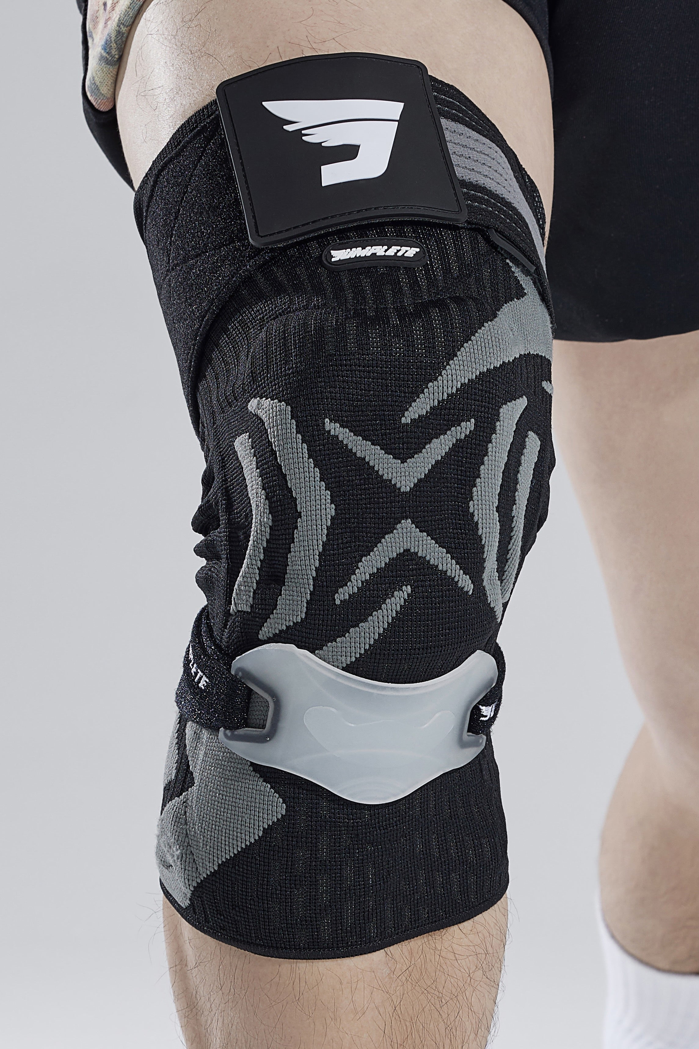 Jumplete Attakk Performance Knee Support 2.0 in Titanium Black