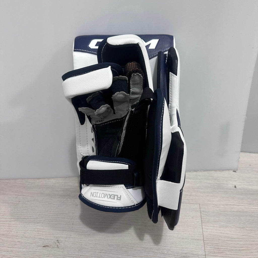 CCM EFLEX 7 Goalie Blocker Senior - WHITE/NAVY, palm view