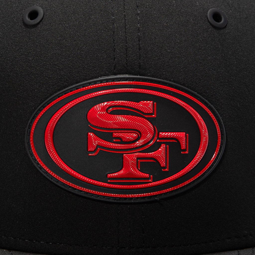 New Era San Francisco 49ers 2026 Sideline 9FIFTY Snapback Hat - front logo detail