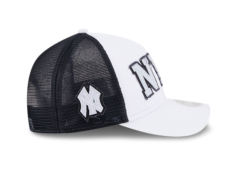 New Era Women's New York Yankees Optic White Felt Logo 9FORTY M-Crown A-Frame Trucker Hat