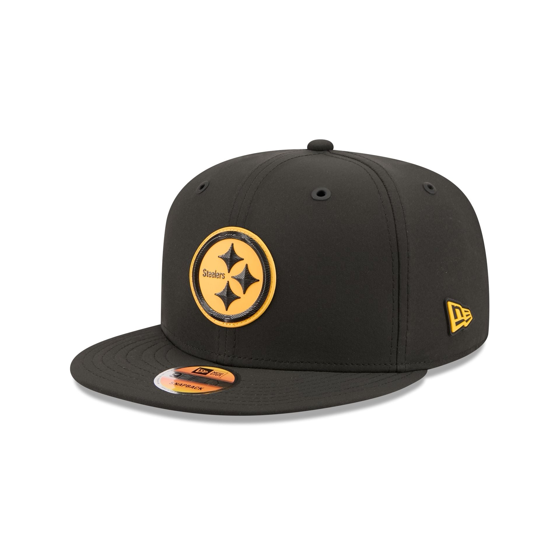 New Era Pittsburgh Steelers 2026 Sideline 9FIFTY Snapback Hat - three-quarter left