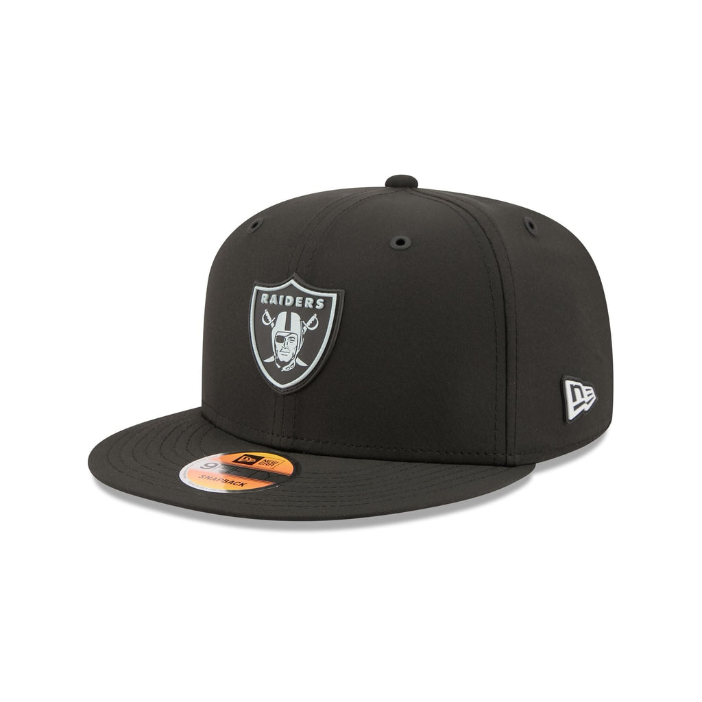 New Era Las Vegas Raiders 2026 Sideline 9FIFTY Snapback Hat - three-quarter left