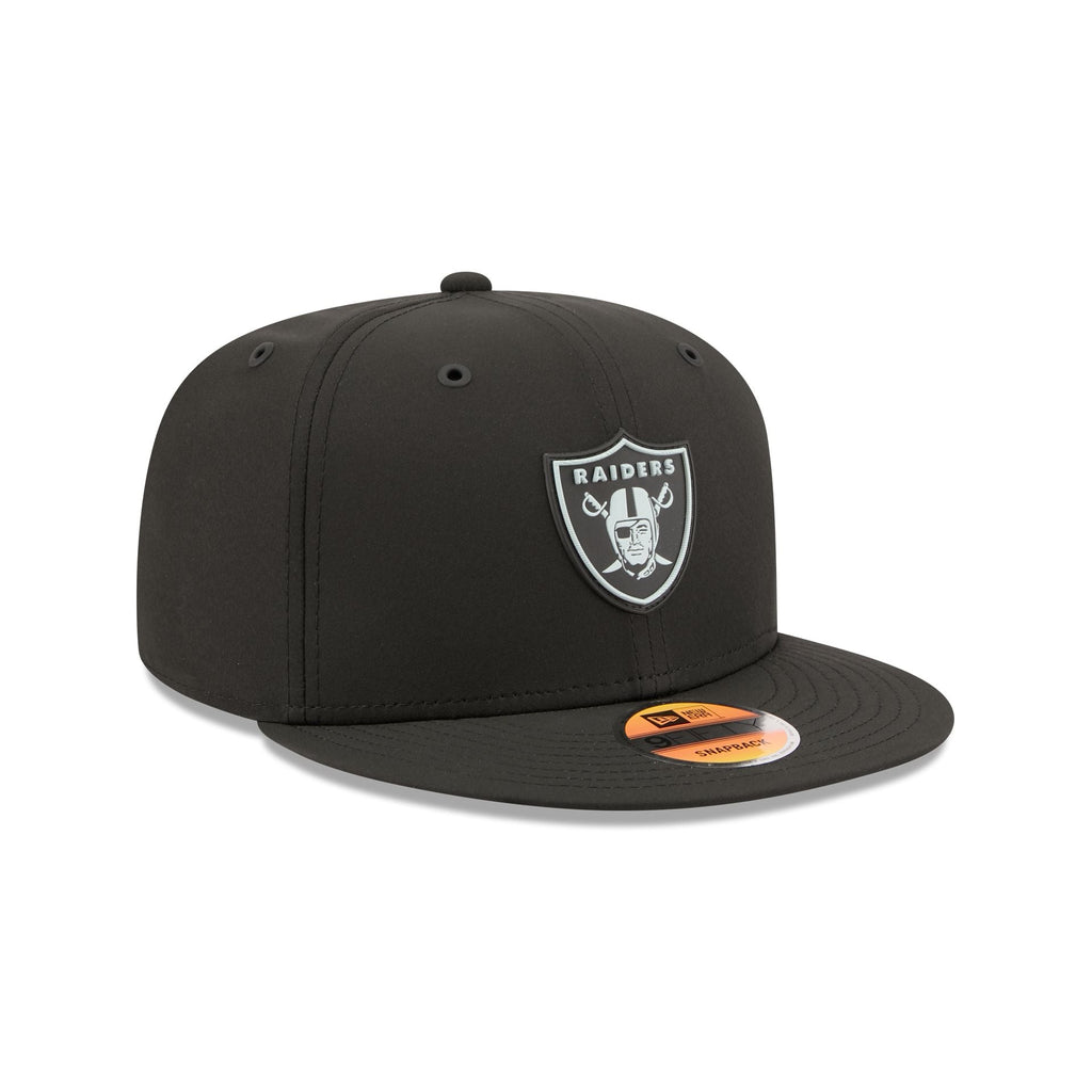 New Era Las Vegas Raiders 2026 Sideline 9FIFTY Snapback Hat - three-quarter right