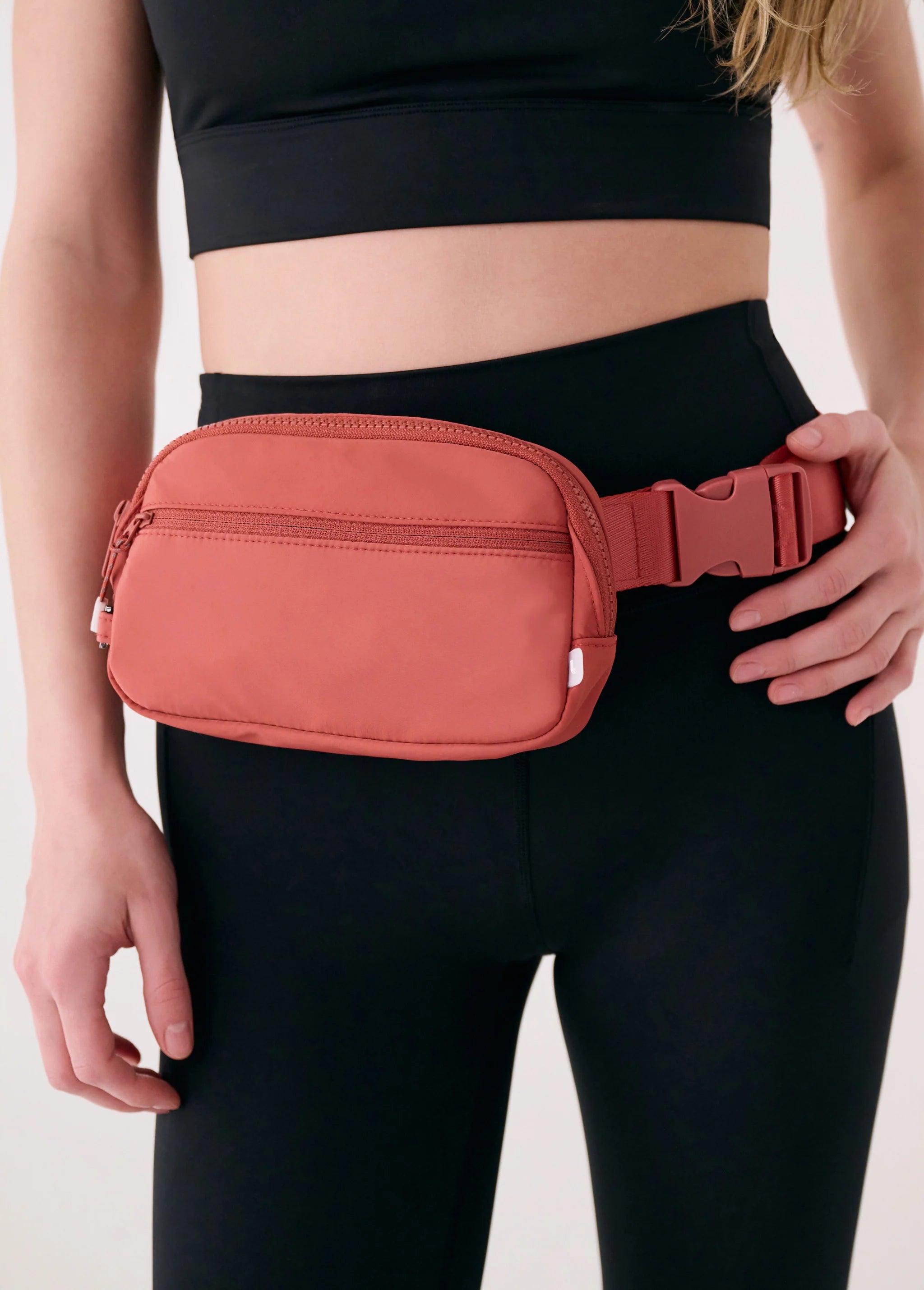yum　plage ROHE BELT BAG EVERLEIGH WOVEN BELT BAG CHARTREUSE – REMI/REID