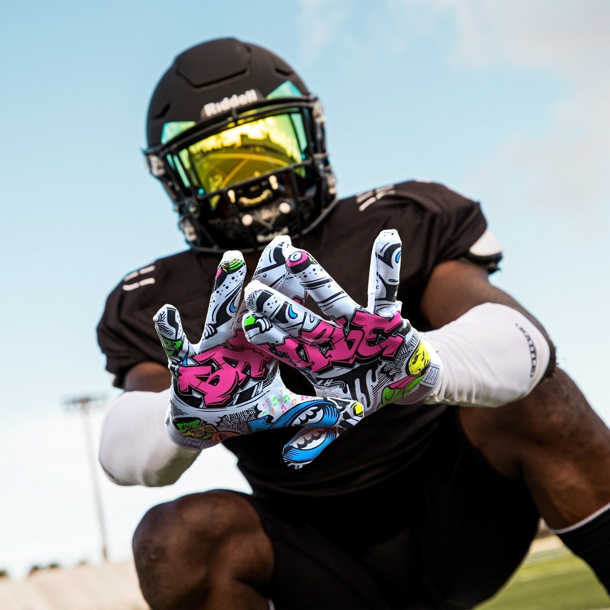 Battle Graffiti receiver football gloves white - in action