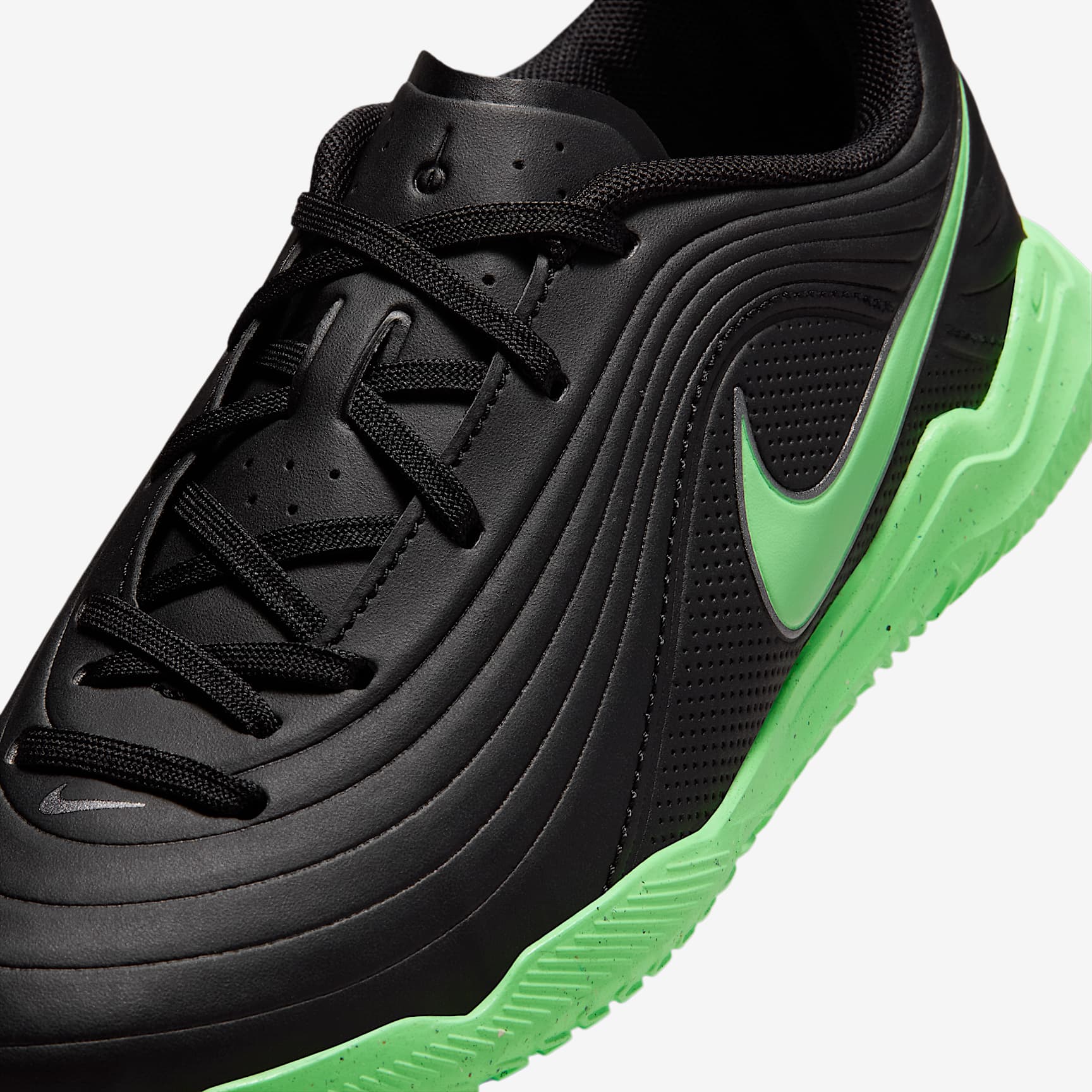 Nike Jr Tiempo Maestro Club IC - Black - upper detail