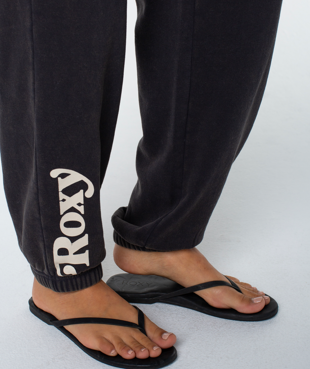 Roxy Women's Maile Pant - Phantom Palm Tree, leg logo detail