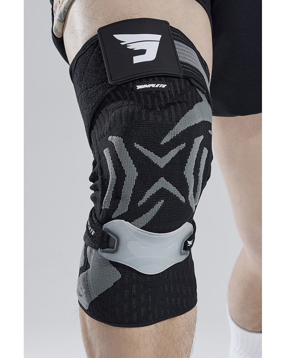 Jumplete Attakk Performance Knee Support 2.0 in Titanium Black
