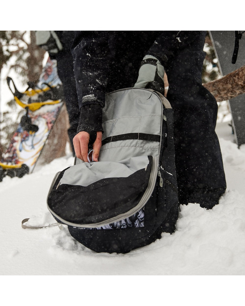Dakine Mission 25L Backpack X Mayhem - open main compartment