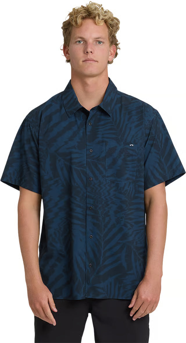 Billabong Men's Surftrek Perf Short Sleeve Shirt