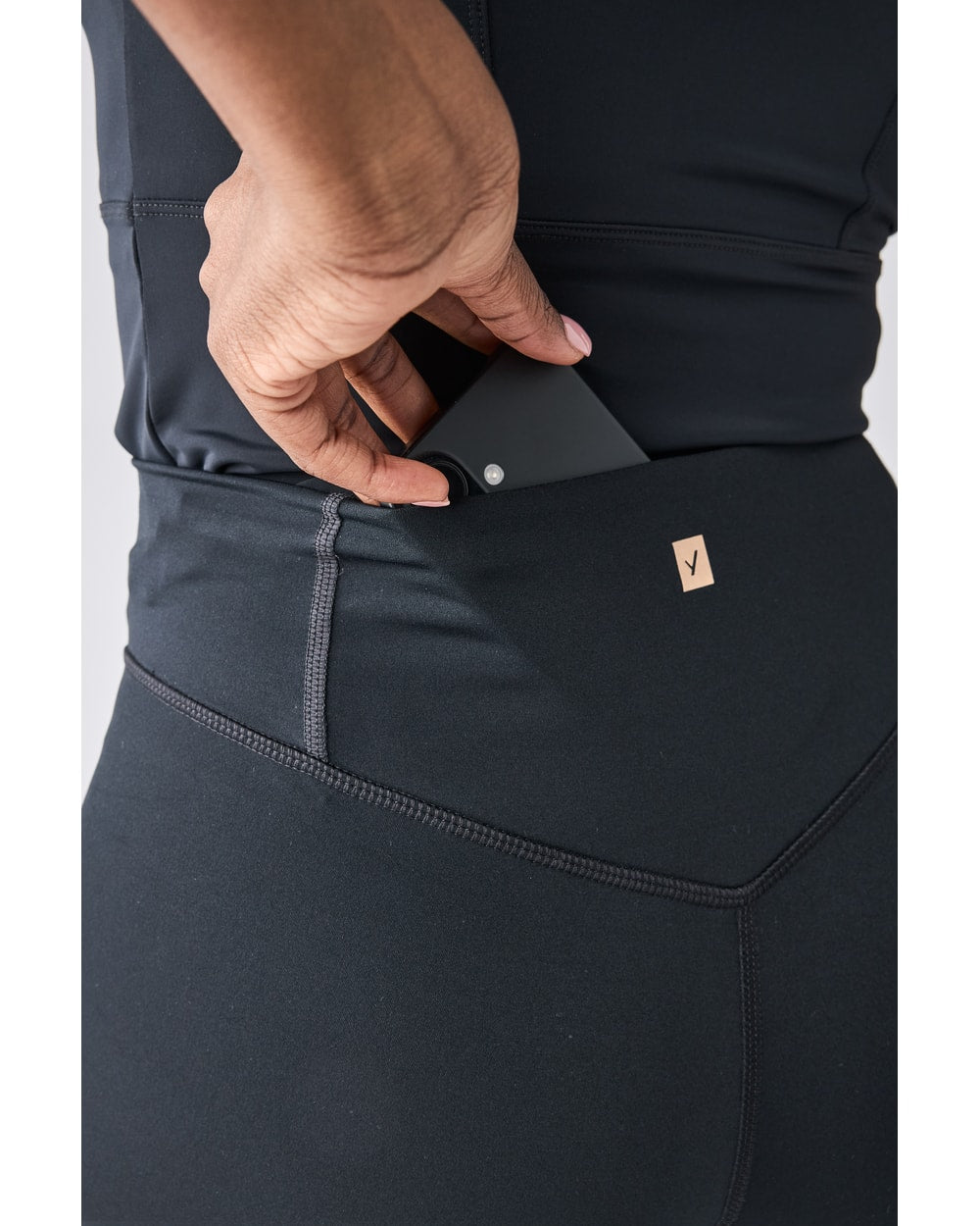 Indyeva Women's Sendero II 28" Leggings - Black - back pocket detail
