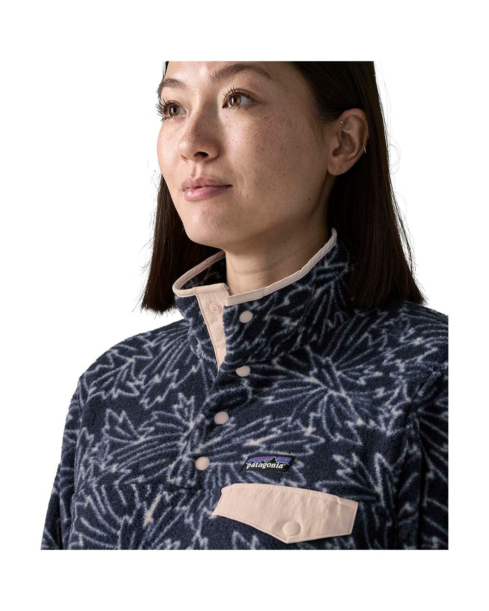 Patagonia Women's Lightweight Synchilla Snap-T Fleece Pullover (2026) - SAXIFRAGE: SUNKEN BLUE - collar detail