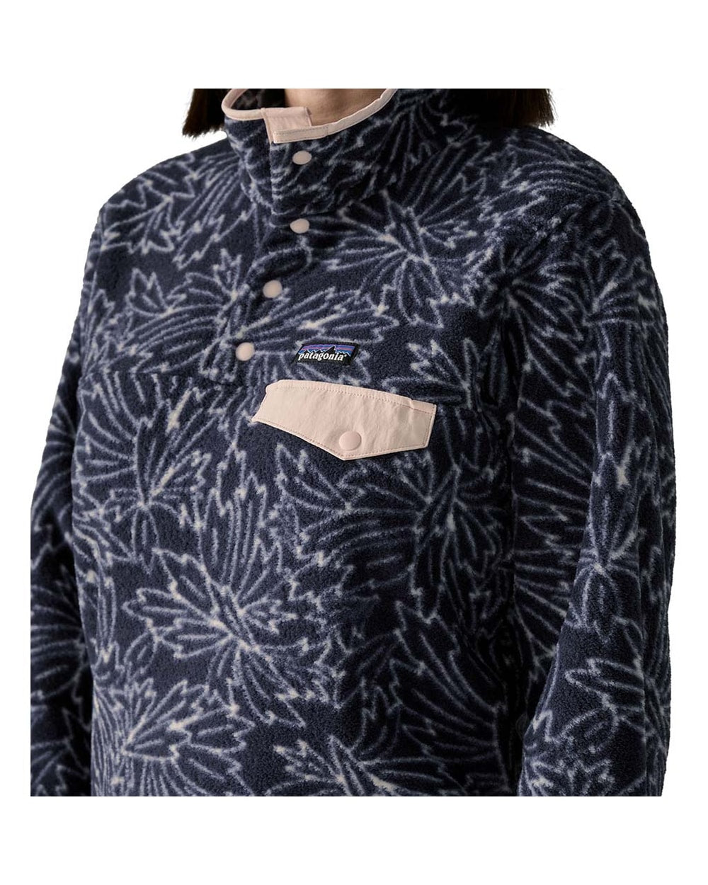 Patagonia Women's Lightweight Synchilla Snap-T Fleece Pullover (2026) - SAXIFRAGE: SUNKEN BLUE - pocket detail