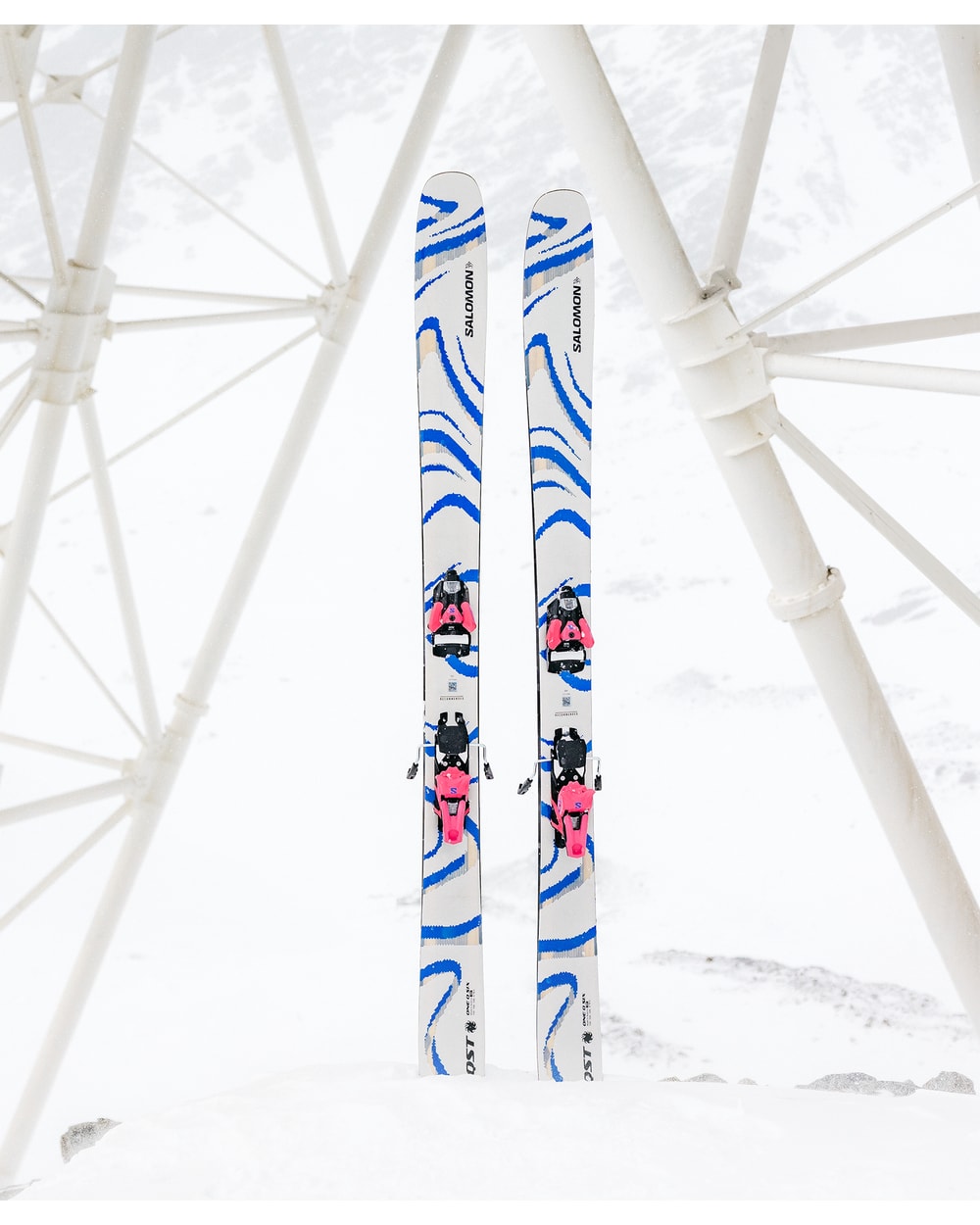 Salomon Strive 14 Multinorm bindings in Sachet Pink mounted on skis