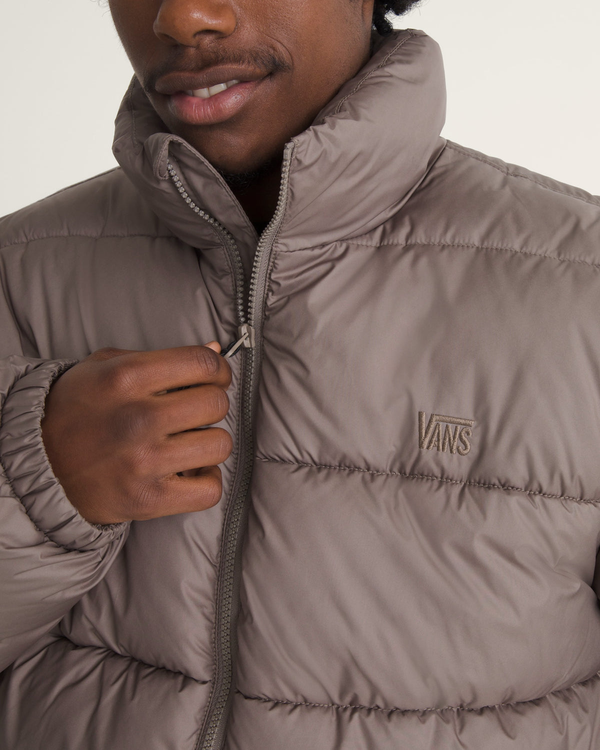 Vans Men's MTE Hillgate No Hood Puffer Jacket in Walnut Brown, zip and collar detail